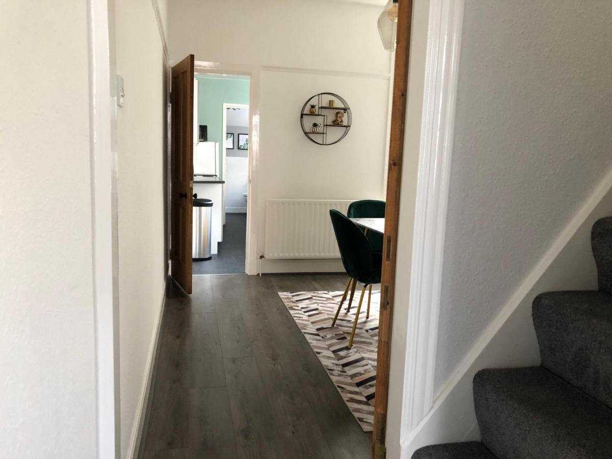 Cosy House, City Centre, Free Parking, Sleeps 5, By Empower Homes Apartment *