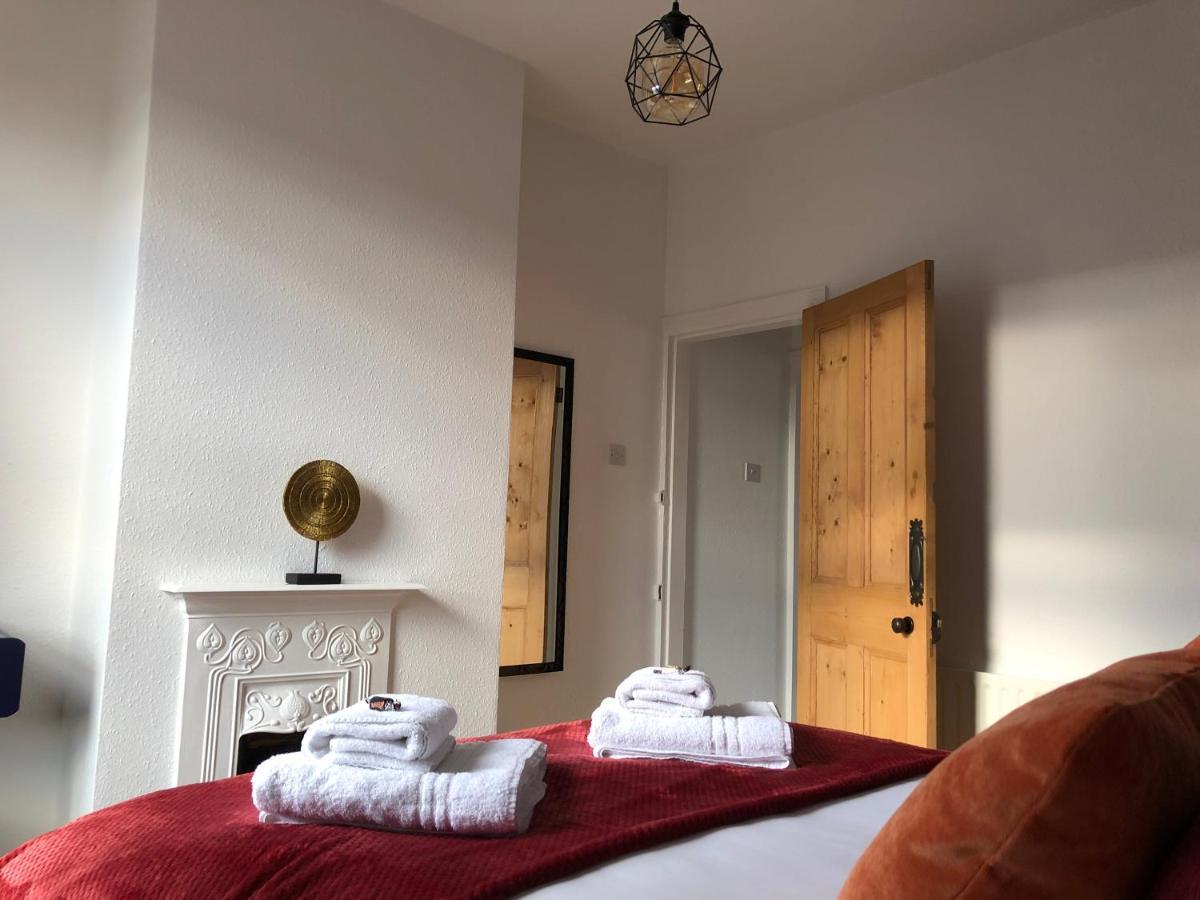 Cosy House, City Centre, Free Parking, Sleeps 5, By Empower Homes Apartment *